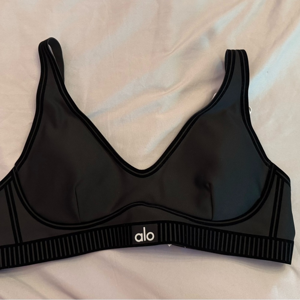 ALO Yoga Black Airlift Line Up Bra